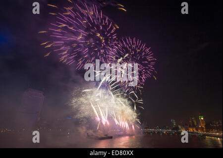 Zentral-London, UK. 1. Januar 2015. NYE 2014 Feuerwerk, präsentiert durch den Bürgermeister von London, das London Eye auf der Themse im Zentrum von London, durch ein Ausverkauf 100.000 Ticket bezahlen Zuschauer sahen im Mittelpunkt. Produziert wurde das London Silvester-Feuerwerk von Londoner Jack Morton Worldwide zum 11. Mal in Folge. Bildnachweis: Malcolm Park Leitartikel/Alamy Live-Nachrichten Stockfoto