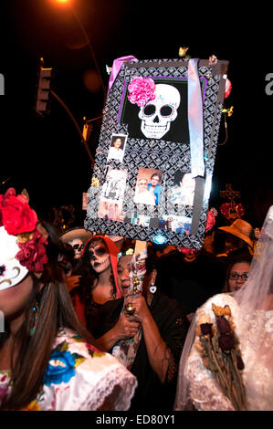 Teilnehmer an der jährlichen alle Seelen Prozession zu Ehren der Verstorbenen in Tucson, Arizona, USA. Stockfoto