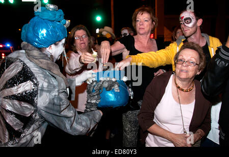 Teilnehmer an der jährlichen alle Seelen Prozession zu Ehren der Verstorbenen in Tucson, Arizona, USA. Stockfoto