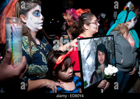 Teilnehmer an der jährlichen alle Seelen Prozession zu Ehren der Verstorbenen in Tucson, Arizona, USA. Stockfoto