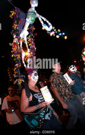 Teilnehmer an der jährlichen alle Seelen Prozession zu Ehren der Verstorbenen in Tucson, Arizona, USA. Stockfoto