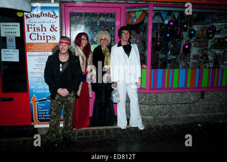 Feiernden Silvester feiern in St. Ives in Cornwall, Großbritannien am 31. Dezember 2014. Jedes Jahr trägt die ganze Stadt Kostüm Stockfoto