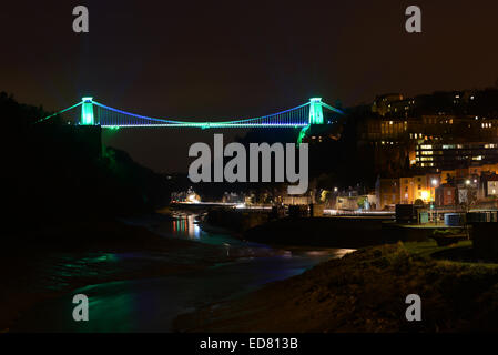 Bristol, UK. 1. Januar 2015.  Clifton Suspension Bridge ist in grün beleuchtet, wie die Uhr Mitternacht an Silvester schlägt, den Tag zu kennzeichnen, dass Bristol seine renommierten Jahr als European Green Capital beginnt.   Bildnachweis: Andrew Lloyd/Alamy Live-Nachrichten Stockfoto