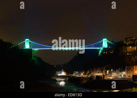 Bristol, UK. 1. Januar 2015.  Clifton Suspension Bridge ist in grün beleuchtet, wie die Uhr Mitternacht an Silvester schlägt, den Tag zu kennzeichnen, dass Bristol seine renommierten Jahr als European Green Capital beginnt.   Bildnachweis: Andrew Lloyd/Alamy Live-Nachrichten Stockfoto