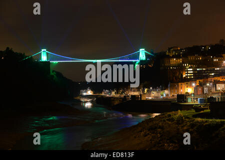 Bristol, UK. 1. Januar 2015.  Clifton Suspension Bridge ist in grün beleuchtet, wie die Uhr Mitternacht an Silvester schlägt, den Tag zu kennzeichnen, dass Bristol seine renommierten Jahr als European Green Capital beginnt.   Bildnachweis: Andrew Lloyd/Alamy Live-Nachrichten Stockfoto