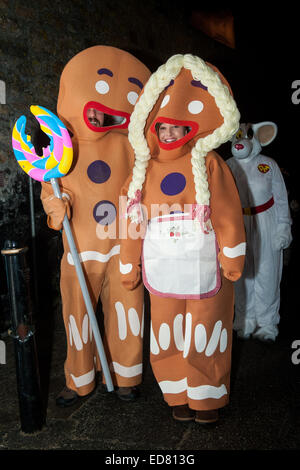 Lebkuchen paar Silvester feiern in St. Ives in Cornwall, England am 31. Dezember 2014. Jedes Jahr trägt die ganze Stadt Kostüm Stockfoto