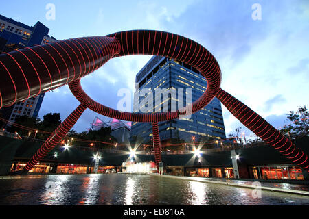 Singapur Wahrzeichen Fountain of Wealth in der Abenddämmerung Stockfoto