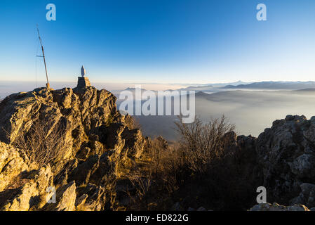 Letzte Sonnenstrahlen auf alpine Landschaft mit Panoramablick neblige Tal und bunt leuchtenden Bergkette. Weitwinkel-Ansicht her Stockfoto