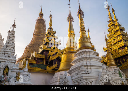 Goldene Türme von der Shwedagon-Pagode in Yangon Stockfoto