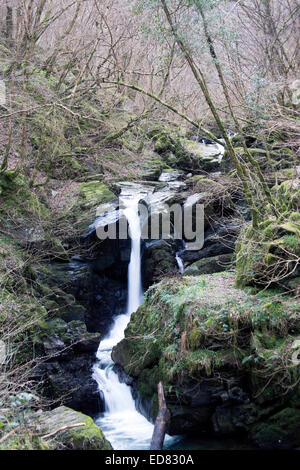 Ein Wasserfall auf dem Farley Wasser, einem Nebenfluss des Flusses East Lyn, langsame Verschlusszeit, in der Nähe von Lynmouth, North Devon, England, UK. Stockfoto