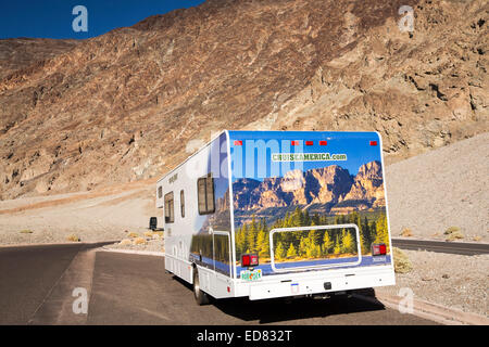 Ein Wohnmobil parken bei Badwater ist der tiefste Punkt in den USA als 282 Füße unterhalb des Meeresspiegels im Death Valley. Death Valley ist der niedrigsten, heißesten und trockensten Ort in den USA, mit einer durchschnittlichen jährlichen Niederschlagsmenge von etwa 2 Zoll einige Jahre überhaupt keine Regen empfangen wird. Stockfoto