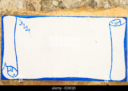 Einen leeren weißen Keramik Teller mit blauen Hand Dekoration und Freiraum für Ihren Text, von alten Steinmauer der alten zu hängen Stockfoto