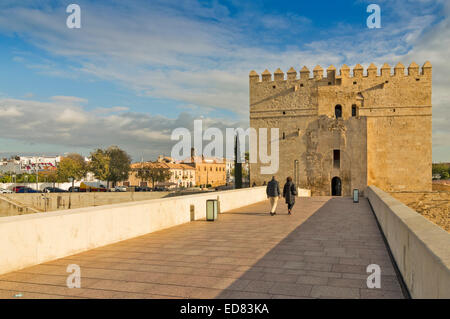 CORDOBA ANDALUSIEN SPANIEN DER RÖMISCHEN BRÜCKE FÜHRT ZUM CALAHORRA TURM Stockfoto