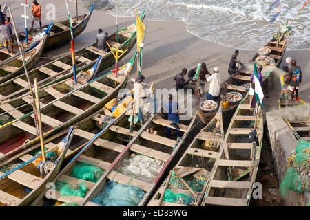 Angelboote/Fischerboote in Cape Coast, Ghana, Afrika Stockfoto