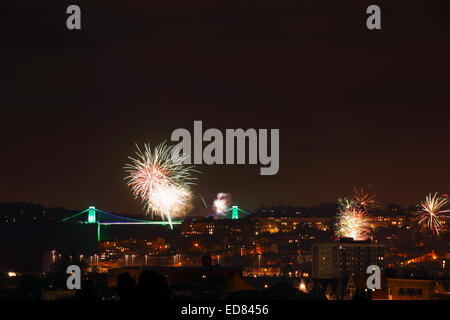 Silvester-Feuerwerk über Bristol, mit der Clifton Suspension Bridge in grün beleuchtet, 2015 als das Jahr zu markieren, dass Bristol die European Green Capital ist. 1. Januar 2015. Bristol, UK. Stockfoto