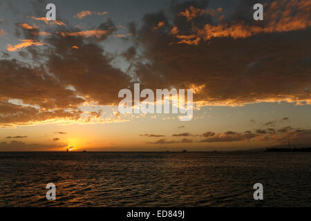 Honolulu, Hawaii, USA. 23. Dezember 2014. Schönen Nachmittag bewölkten Sonnenuntergang in Honolulu, Oahu, Hawaii. Stockfoto