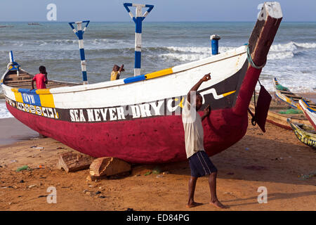 Angelboot/Fischerboot am Prampram, größere Accra, Ghana, Afrika Stockfoto