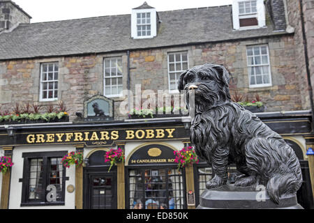 Statue von Greyfriars Bobby, mit Gastwirtschaft mit gleichen Namen im Hintergrund, Edinburgh, Schottland Stockfoto