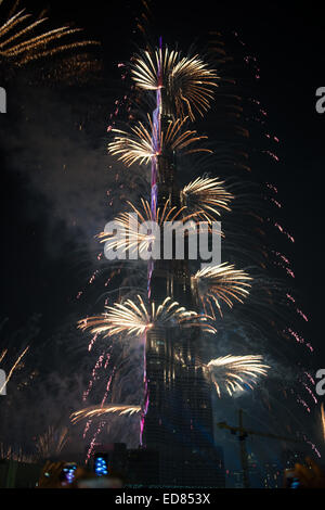 Dubai, Vereinigte Arabische Emirate. 1. Januar 2015. Silvester Feier Feuerwerk am Burj Khalifa weltweit höchsten Turm in Dubai Downtown an 1. Januar 2015 in Dubai, Vereinigte Arabische Emirate-Credit: Anastasiya Zolotnitskaya/Alamy Live News Stockfoto