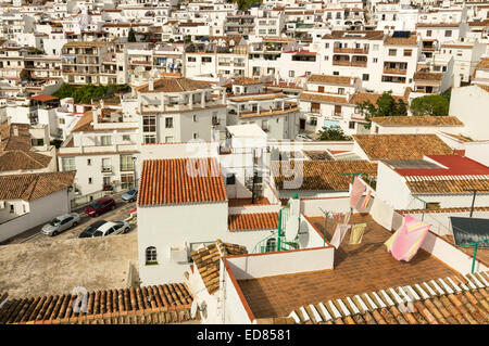 MIJAS PUEBLO SÜDSPANIEN WEIßEN HÄUSERN UND WOHNUNGEN AM HANG Stockfoto