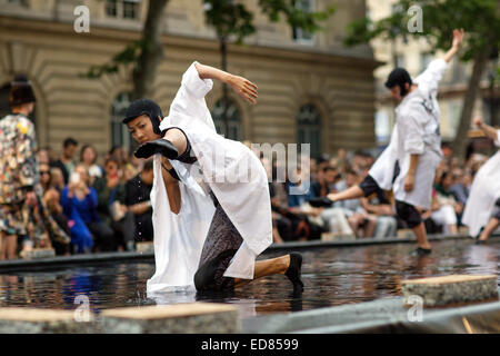 Paris Fashion Woche Männer des Brautkleides Frühjahr/Sommer 2015 - Henrik Vibskov - Laufsteg mit: Atmosphäre wo: Paris, Frankreich bei: 28. Juni 2014 Stockfoto