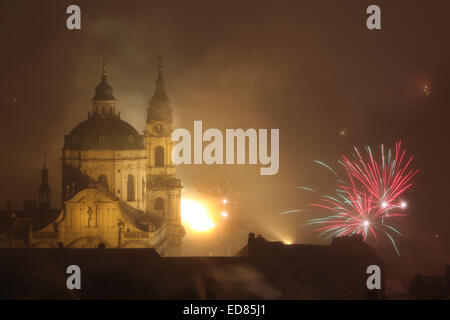 Prag, Tschechische Republik. 31. Dezember 2014. Silvester-Feuerwerk über dem Sankt-Nikolaus Kirche in Mala Strana in Prag, Tschechische Republik, am 31. Dezember 2014. Stockfoto