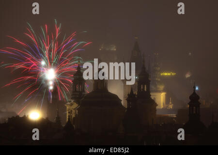 Prag, Tschechische Republik. 31. Dezember 2014. Silvester-Feuerwerk über dem Sankt-Nikolaus Kirche und altes Rathaus am Altstädter Ring in Prag, Tschechische Republik, am 31. Dezember 2014. Stockfoto