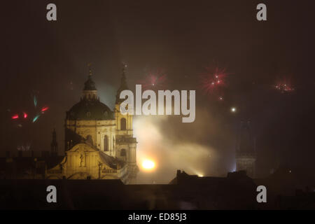 Prag, Tschechische Republik. 31. Dezember 2014. Silvester-Feuerwerk über dem Sankt-Nikolaus Kirche in Mala Strana in Prag, Tschechische Republik, am 31. Dezember 2014. Stockfoto