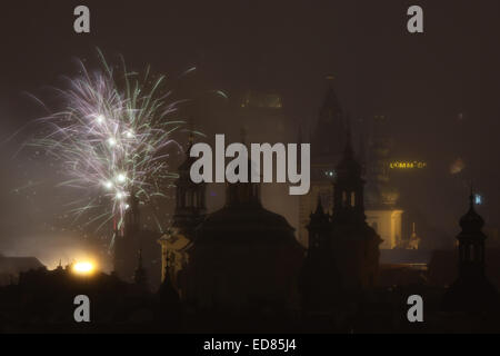 Prag, Tschechische Republik. 31. Dezember 2014. Silvester-Feuerwerk über dem Sankt-Nikolaus Kirche und altes Rathaus am Altstädter Ring in Prag, Tschechische Republik, am 31. Dezember 2014. Stockfoto