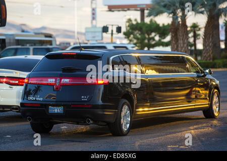 Eine Stretch-Limousine am Las Vegas Boulevard, Nevada, USA, wohl am meisten unhaltbar Stadt der Welt, nutzt es Unmengen Stockfoto