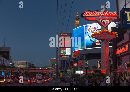 Das Harley Davidson Cafe am Las Vegas Boulevard in der Abenddämmerung, Las Vegas, Nevada, USA, wohl am meisten unhaltbar Stadt der Welt, nutzt es Unmengen von Wasser mitten in der Wüste und große Mengen an Energie an das macht verschwenderischsten der Städte. Stockfoto