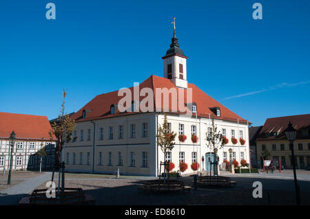 Angermuende ist eine Kleinstadt im Nordosten Deutschlands mit vielen historischen Gebäuden wie dem Rathaus.  Angermünde ist Eine Kleine St Stockfoto