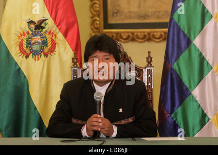 La Paz, Bolivien. 31. Dezember 2014. Boliviens Präsident Evo Morales spricht während einer Pressekonferenz am letzten Tag des Jahres 2014 in La Paz, Bolivien, am 31. Dezember 2014. Evo Morales gratulierte die Bolivianern am Mittwoch für das neue Jahr und die Bolivianer, sich gemeinsam für die Entwicklung von Bolivien, laut der lokalen Presse genannt. © Enzo De Luca/ABI/Xinhua/Alamy Live-Nachrichten Stockfoto