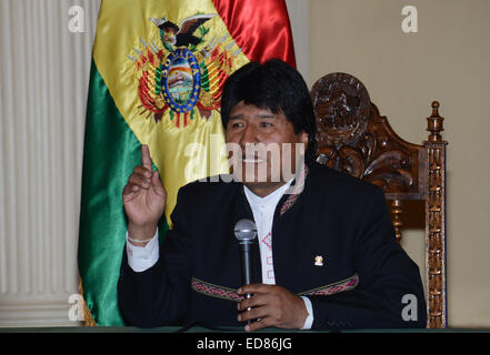 La Paz, Bolivien. 31. Dezember 2014. Boliviens Präsident Evo Morales spricht während einer Pressekonferenz am letzten Tag des Jahres 2014 in La Paz, Bolivien, am 31. Dezember 2014. Evo Morales gratulierte die Bolivianern am Mittwoch für das neue Jahr und die Bolivianer, sich gemeinsam für die Entwicklung von Bolivien, laut der lokalen Presse genannt. © Enzo De Luca/ABI/Xinhua/Alamy Live-Nachrichten Stockfoto