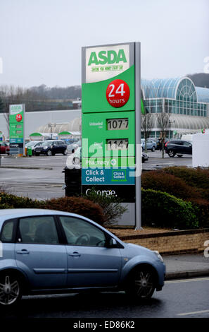 Brighton, Sussex, UK. 1. Januar 2015. -Autofahrer vorbeifahren ein Asda Speicher Kraftstoffpreis unterzeichnen in Brighton wie Supermärkte ihre Benzinpreise heute um eine weitere 2P gesunken Stockfoto