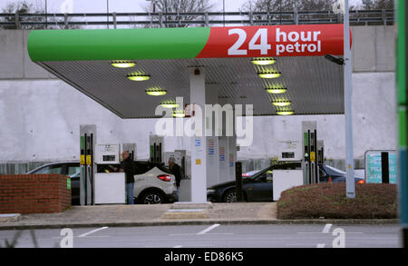 Brighton, Sussex, UK. 1. Januar 2015. -Autofahrer tanken Kraftstoff in einem Asda-Store in Brighton wie Supermärkte ihre Benzinpreise heute um eine weitere 2P gesunken Stockfoto