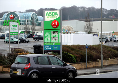 Brighton, Sussex, UK. 1. Januar 2015. -Autofahrer vorbeifahren ein Asda Speicher Kraftstoffpreis unterzeichnen in Brighton wie Supermärkte ihre Benzinpreise heute um eine weitere 2P gesunken Stockfoto