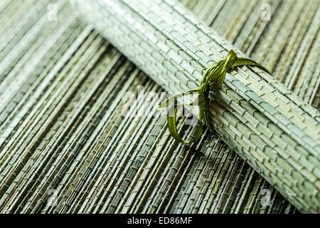 Nahaufnahme von gewalzten Strohmatte über andere Bambus Teppich Stockfoto