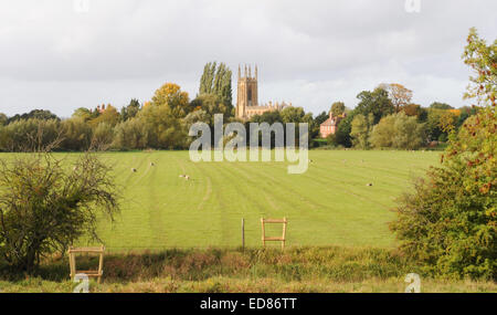 Blick auf St. Peter Ad Vincula Kirche, Hampton Lucy aus Charlecote Park, Warwickshire, England, UK Stockfoto