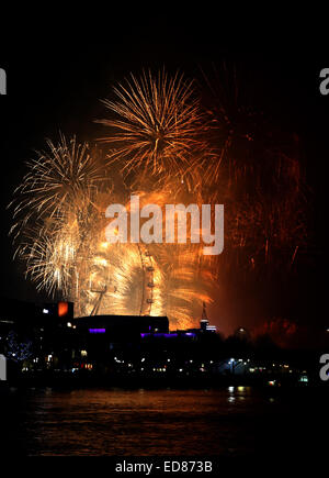 London, Großbritannien. 1. Januar 2015. Nach Mitternacht zur Feier des neuen Jahres in London, England, am 1. Januar 2015 explodieren Feuerwerk über den Fluss Themse. Bildnachweis: Han Yan/Xinhua/Alamy Live-Nachrichten Stockfoto