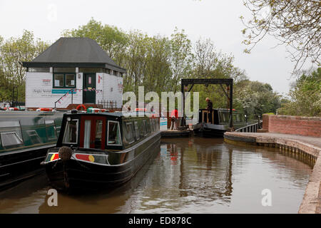 Ein Narrowboat über das Aquädukt an Wootton Wawen auf der Stratford-upon-Avon Canal neben die Anglo-Waliser mieten Unternehmen base Stockfoto