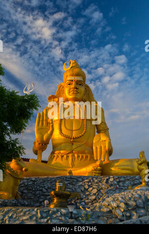 Statue von Lord Shiva mit seinem Lingam in Koneswaram Tempel, ein wichtiger hindu Heiligtum in der Tamil-Region von Trincomalee, Sri Lan Stockfoto