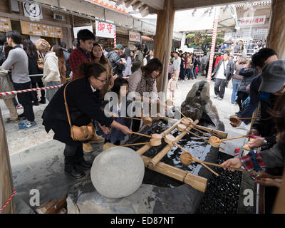 Silvesterfeiern im Futenma Schrein, Okinawa, Japan. 1. Januar 2015.  Hände am Eingang zum Heiligtum zu reinigen. Bildnachweis: Chris Willson/Alamy Live-Nachrichten Stockfoto