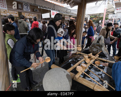 Silvesterfeiern im Futenma Schrein, Okinawa, Japan. 1. Januar 2015.  Hände am Eingang zum Heiligtum zu reinigen. Bildnachweis: Chris Willson/Alamy Live-Nachrichten Stockfoto