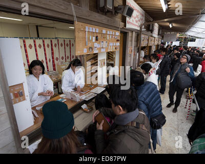 Silvesterfeiern im Futenma Schrein, Okinawa, Japan. 01.01.2015. Kauf von Omamori Reize für das Jahr. Bildnachweis: Chris Willson/Alamy Live-Nachrichten Stockfoto