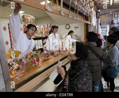 Silvesterfeiern im Futenma Schrein, Okinawa, Japan. 01.01.2015. Kauf von Omamori Reize für das Jahr. Bildnachweis: Chris Willson/Alamy Live-Nachrichten Stockfoto