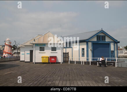 Gebäude in Clacton Pier, Helter Skelter im Hintergrund, Clacton-on-Sea Stockfoto