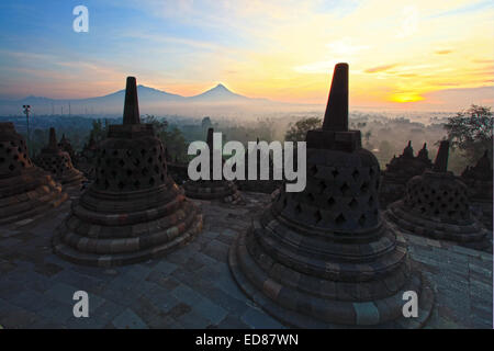 Sonnenaufgang am alten Stupa Borobudur-Tempel mit Mount Merapi Hintergrund in Yogyakarta, Java, Indonesien. Stockfoto