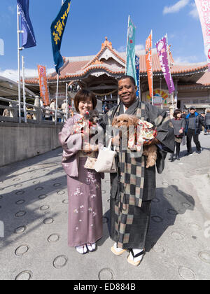 Silvesterfeiern im Futenma Schrein, Okinawa, Japan. 01.01.2015. Einige Besucher und ihre Haustiere tragen traditionelle Kleidung. Bildnachweis: Chris Willson/Alamy Live-Nachrichten Stockfoto