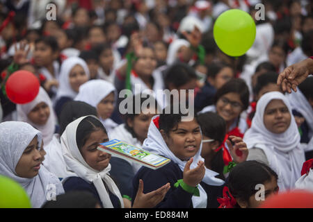 Dhaka, Bangladesch. 1. Januar 2015. Student feierte das Lehrbuch-Festival am Neujahrstag in Bangladesh.The Festival in allen primären und zweite Ölförderung und Madrashas spielerischen landesweit gefeiert. Regierung von Bangladesch kostenlos Bücher bundesweit für Schüler von Klasse 1 bis Klasse 9 verteilt. Bangladesch hat bereits erfüllt, Ziele der Millenniums-Entwicklungsziele bedeutende Fortschritte bei der Steigerung der gleichberechtigten Zugang in der Bildung (NER: 98,7 Prozent; Mädchen: 99,4 Prozent, Jungs: 97,2 Prozent), Reduzierung der Ausfallenden, Verbesserung der Abschluss des Zyklus und Umsetzung einer Reihe von Qualität e Stockfoto